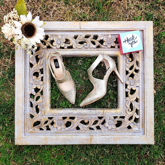 Jones New York Shoes - Gorgeous Crackled Gold Caged Jones NY Heels